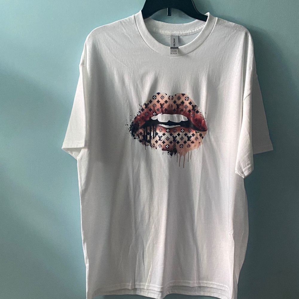 LOUIS VUITTON GRAPHIC T by GILDAN CLASSIC COTTON NWOT SIZE XL